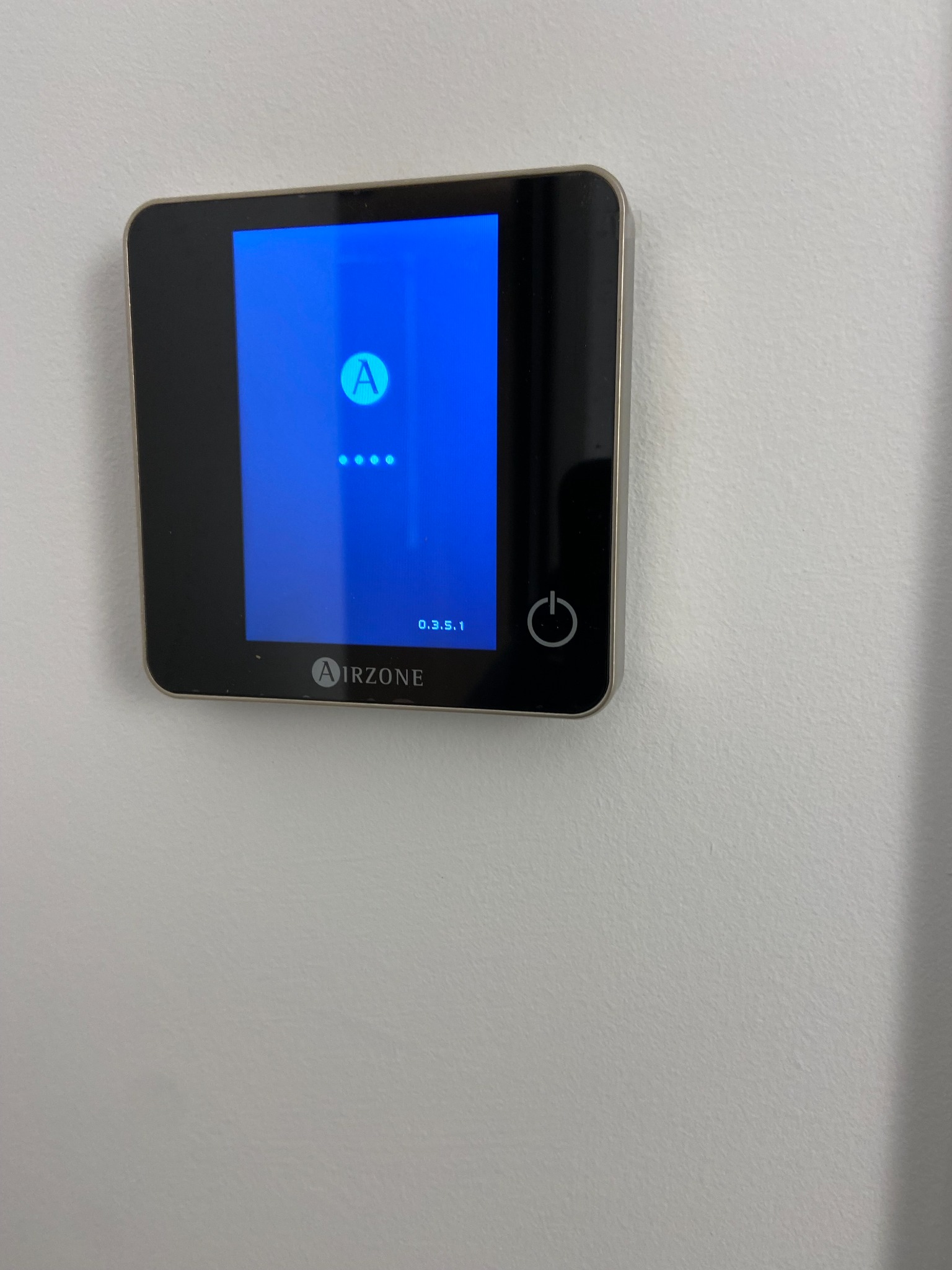 Controlador Airzone con pantalla táctil instalado en la pared.