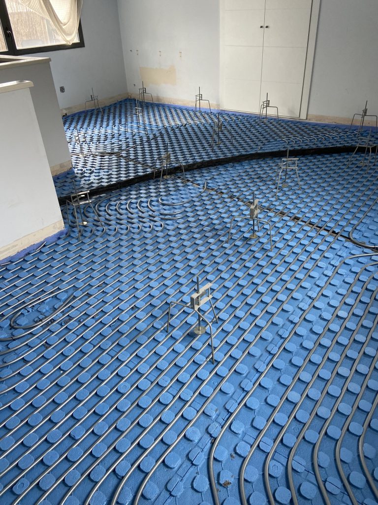 Instalación de suelo radiante antes del recrecido en vivienda