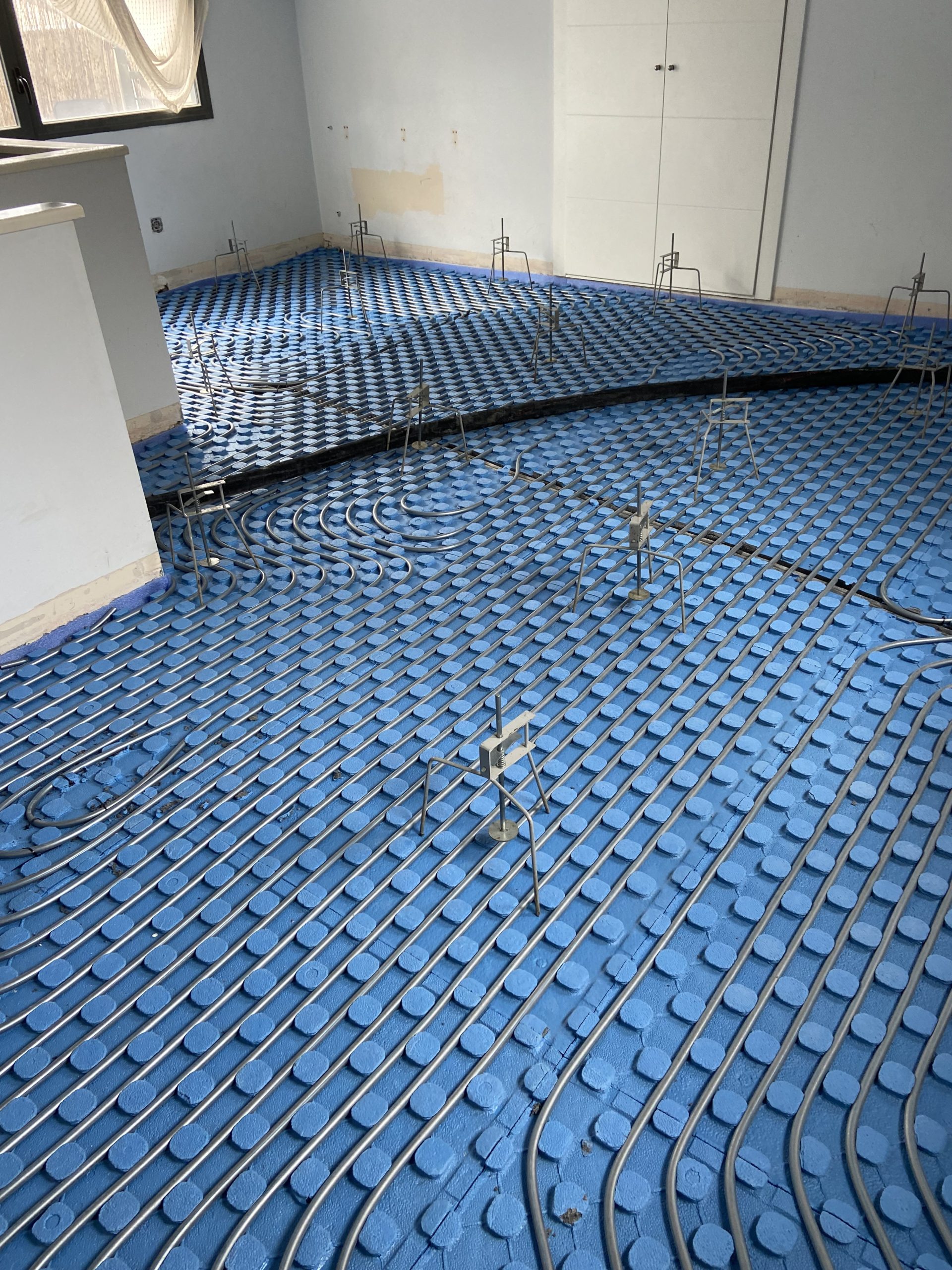 Instalación de suelo radiante antes del recrecido en vivienda