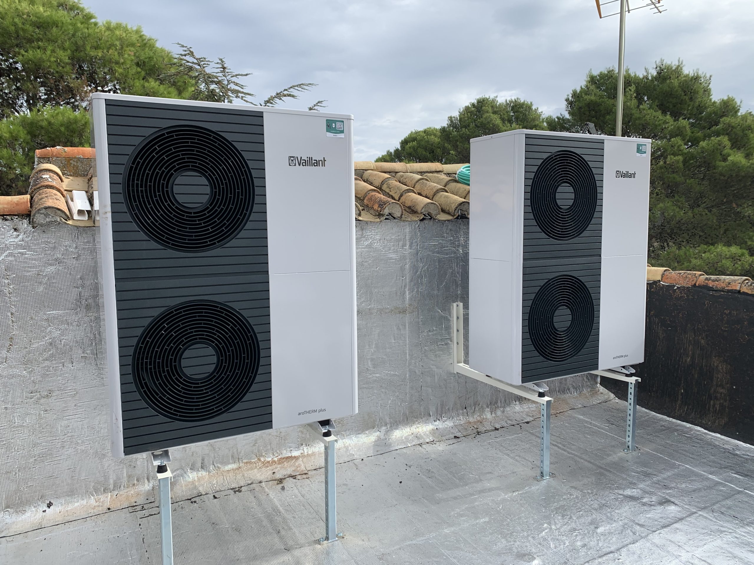 Instalación exterior de aerotermia en vivienda