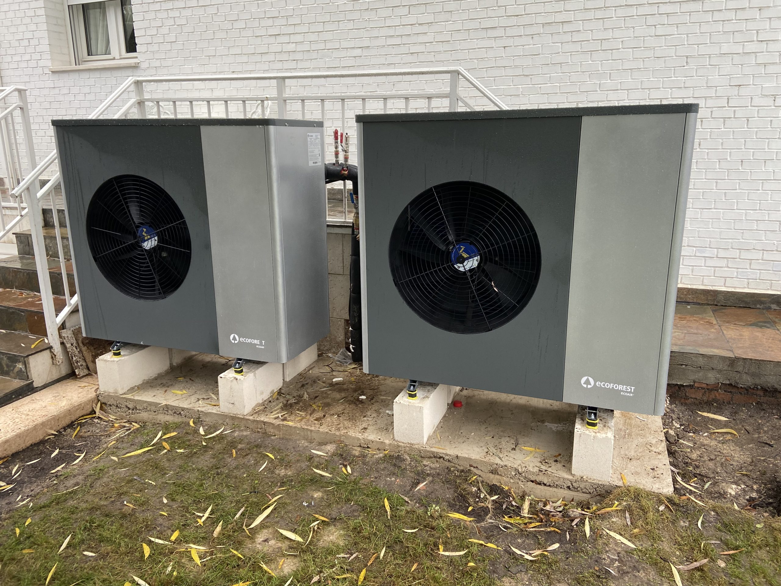 Unidades exteriores de aerotermia instaladas en vivienda